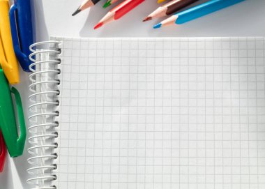 Renkli kalemler ve kalemlerle beyaz defterleri aç. Kopyala cpace.