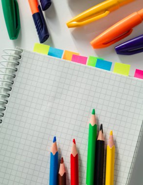 Renkli çıkartmalar ve renkli kalemlerle beyaz defterleri aç. Boşluğu kopyala.