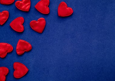 Mavi arka planda kırmızı kalpler. Sevgililer Günü konsepti. Boşluğu kopyala.