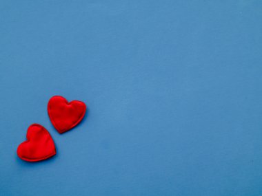 Mavi arka planda aşk kalpleri. Sevgililer Günü konsepti... Boşluğu kopyala.