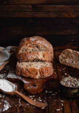 Tahta üzerinde altın hamurlu dilimlenmiş çavdar ekmeği. Yan görünüm.