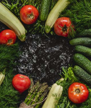 Karanlık bir arka planda taze organik renkli sebzeler. Üst Manzara. Boşluğu kopyala.