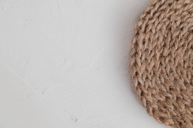 Yuvarlak kahverengi çay altlığı beyaz arka planda. Uzayı kopyala Çevre tarzında rahatlık kavramı.