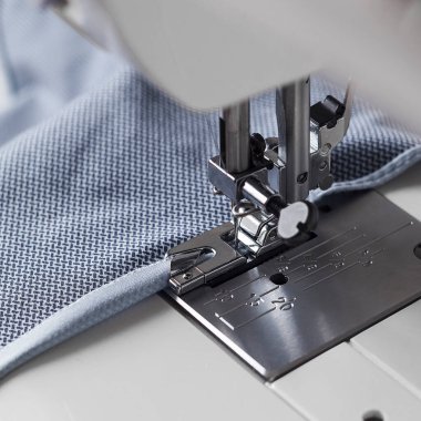 Dikiş makinesinin ayağını kapat.