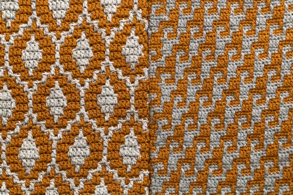モザイク幾何学的なパターンを持つ黄色の灰色のかぎ針編みのテクスチャ 編まれた背景 — ストック写真