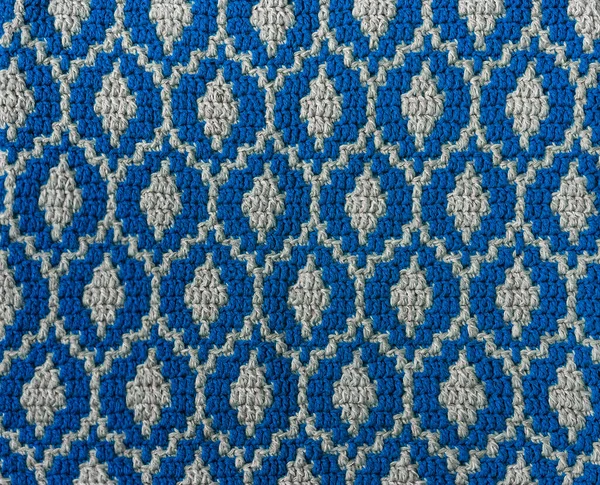 ブルーホワイトモザイクかぎ針編みの質感 形状繰り返しパターンをドロップします 編まれた背景 — ストック写真