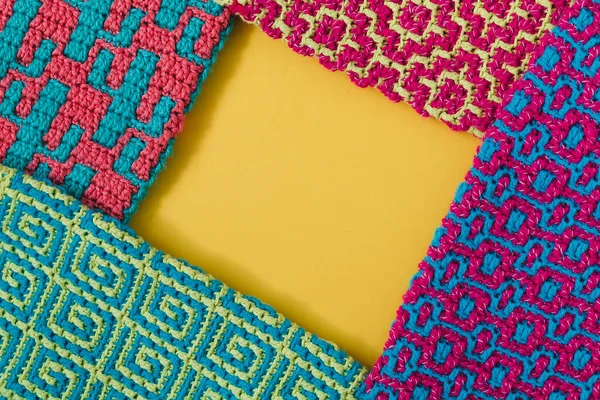 Цветная Мозаичная Текстура Вязания Желтом Фоне Принято Вид Сверху — стоковое фото