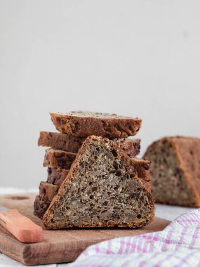 Üçgen şeklinde dilimlenmiş kepekli ekmek. Boşluğu kopyala. Yan görünüm.