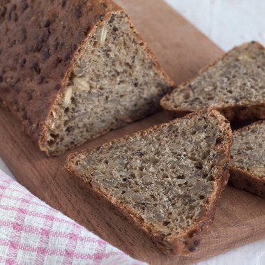 Tahta üzerinde üçgen şeklinde dilimlenmiş kepekli ekmek. Yakın çekim..