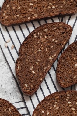 Dilimlenmiş çavdar ekmeği masaya yakın. Çavdar ekmeği dokusu.