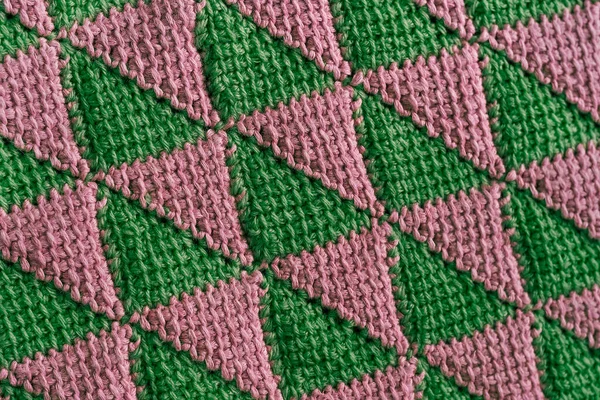 緑のピンクのかぎ針編みのティニシャン三角形のパターン 編まれた背景 — ストック写真
