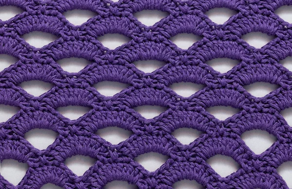 穴のある紫色のシームレスなかぎ針編みのテクスチャ かぎ針編みのアーケードステッチ — ストック写真