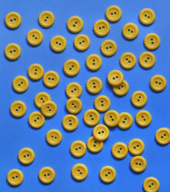 Sarı düğmeli mavi arka plan. Üst görünüm.