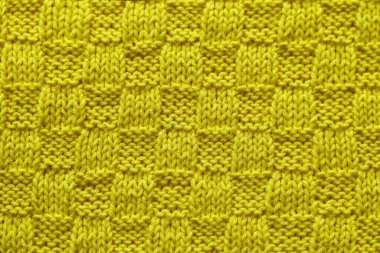 Sarı sitron dikişsiz örgü dokusu yakın. Örülmüş satranç deseni. Örgü arkaplan.