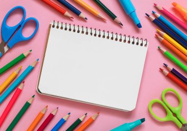 Pembe arka planda boş ve parlak renkli okul malzemeleri. Üst Manzara. Boşluğu kopyala.