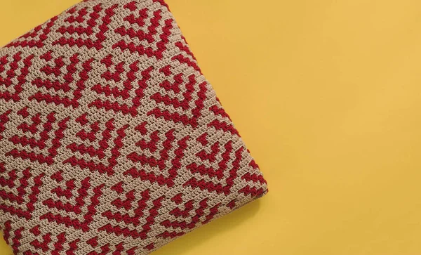 抽象的なモザイク模様の明るい抽象的な赤ベージュのかぎ針編みの枕 最上階だ スペースのコピー — ストック写真
