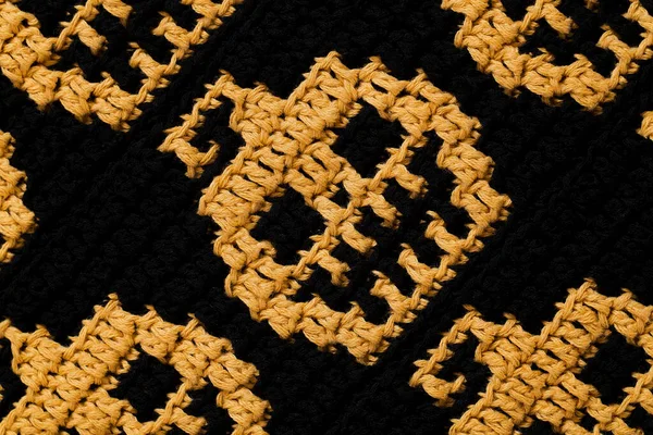 お祭りのかぎ針編み黄色の黒ハロウィンカボチャを閉じます シームレスなかぎ針編みのモザイクパターン 編まれた背景 — ストック写真