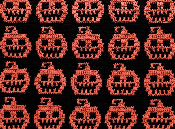 オレンジブラッククロシェハロウィンの背景 シームレスモザイクかぎ針編みカボチャの生地 — ストック写真