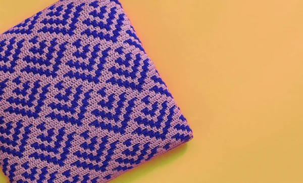 抽象的なモザイクパターンの明るい青ベージュのかぎ針編みの枕 最上階だ スペースのコピー — ストック写真