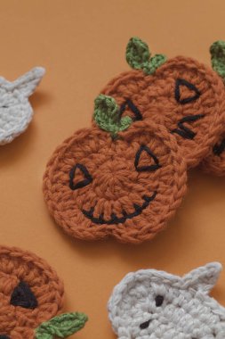 Turuncu arka planda komik bir Cadılar Bayramı dekoru. El yapımı balkabakları yakın çekim.