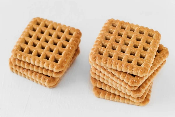 白い背景に積み重ねられた甘い正方形のクッキー — ストック写真