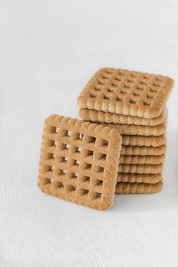 Beyaz arka planda çıtır çıtır kare kurabiyeler. Boşluğu kopyala.