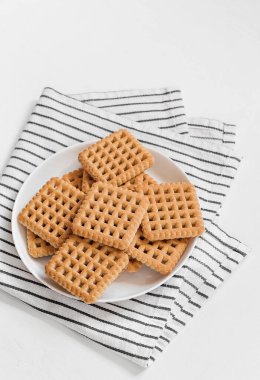 Tabaktaki tatlı kare kurabiyeler. Boşluğu kopyala.