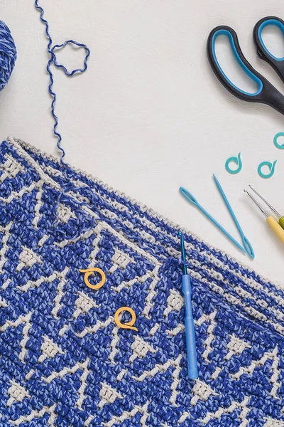 Kain Crochet Putih Dan Peralatan Crochet Biru Abstrak Pada Latar — Stok Foto