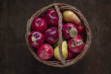 Tahta bir arka planda hasır sepette taze organik kırmızı elmalar. Üst Manzara. Boşluğu kopyala.