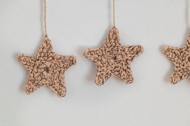 Örgü yıIdızları beyaz bir arkaplanda asılı.