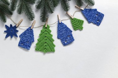 Noel ağacı zencefilli kurabiye evi ve beyaz arka planda kar tanesinden yapılmış el yapımı bir çelenk. Üst Manzara. Boşluğu kopyala.