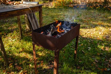 Yakacak odun yakarken alevler içinde veya ızgarada. Barbekü konsepti..