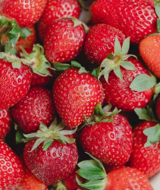 Taze kırmızı çilekler kapanıyor. Doğal böğürtlen.