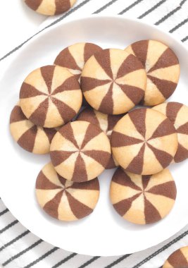 Çizgili peçetede taze çizgili kurabiye tabağı. Üst görünüm.