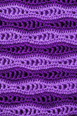 Örülmüş dalga dokusu. Tığ işi mor menekşe dalga deseni.