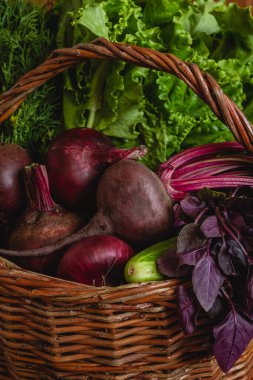 Taze yerel market ürünleriyle dolu bir sepet. Sepetteki sebzeler. Bahçe ürünleri ve temiz yemek konsepti.