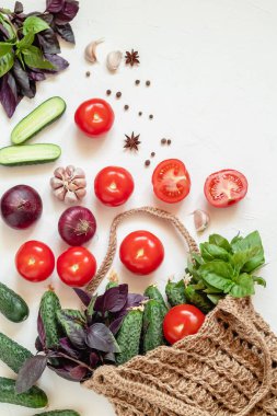 Taze sebzeli eko çanta. Domates, salatalık, kırmızı soğan, sarımsak, fesleğen. Çevre dostu alışveriş. Sürdürülebilir yaşam tarzı. Sağlıklı yeme kavramı.