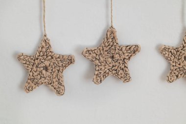 Örgü yıIdızları beyaz bir arkaplanda asılı.