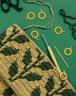 Sarı yeşil yapraklı örgü ören mozaik battaniye. Tığ işi devam ediyor.