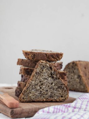 Üçgen şeklinde dilimlenmiş kepekli ekmek. Boşluğu kopyala. Yan görünüm.