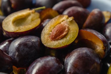 Erikli reçel yapmak için bir tabakta olgunlaşmış erik yarımları.