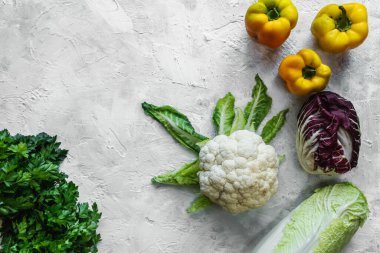 Hafif arka planda taze sebzeler. Karnabahar, sarı dolma biber, Çin lahanası, radicchio.