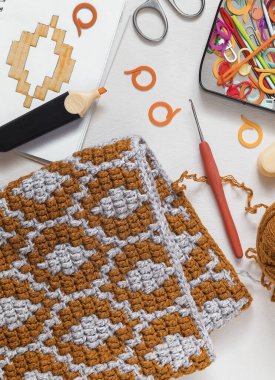 Tığ işi kumaş ve tığ işi aletlerle çalışan bir yer..