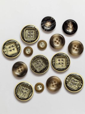 Beyaz arka planda farklı gri plastik düğmeler koleksiyonu. Dikiş aletleri. Üst görünüm.