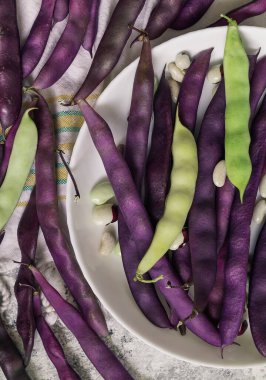 Taze organik fasulyeli beyaz tabak Blauhilde..