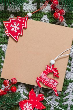 Noel kartpostalında ahşap süslemeler var..