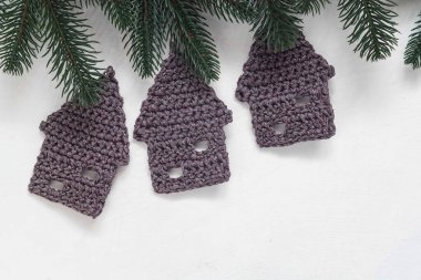 Beyaz arka planda üç tane noel ağacı oyuncağı. Üst Manzara. Boşluğu kopyala.