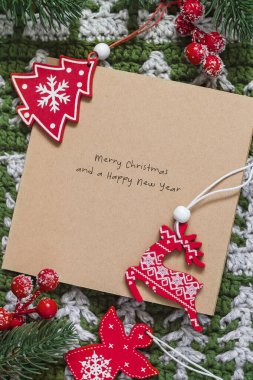 Noel kartpostalında ahşap süslemeler var..