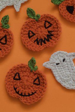 Turuncu arka planda balkabağı ve hayalet olan Cadılar Bayramı kompozisyonu.