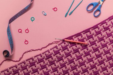 Parlak örgü kumaşlı ve eflatun kaplama işlemeli işyeri. Üst Manzara. Boşluğu kopyala.